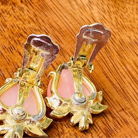 70s/80s Pink Crystal Gold Trifari Clip-on Earrings - Picture 7 of 7